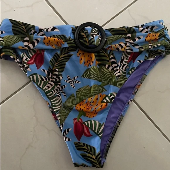 Farm Rio Bikini Set XL top & bottom 
Missing strap & pads in bra - Picture 9 of 16